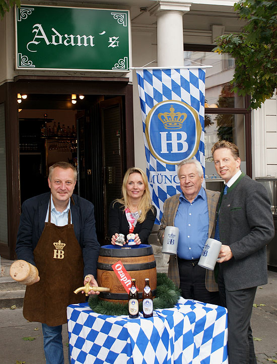 Familie Adam, HB-Exportleiter für Österreich, Schweiz und Norditalien Franz Förg (©Foto: Adam)