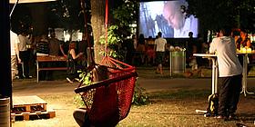 Hängematte Science Fiction im Park Filmgenuss in der Hängematte.