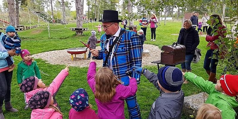 Zauberer begeistert Kinder
