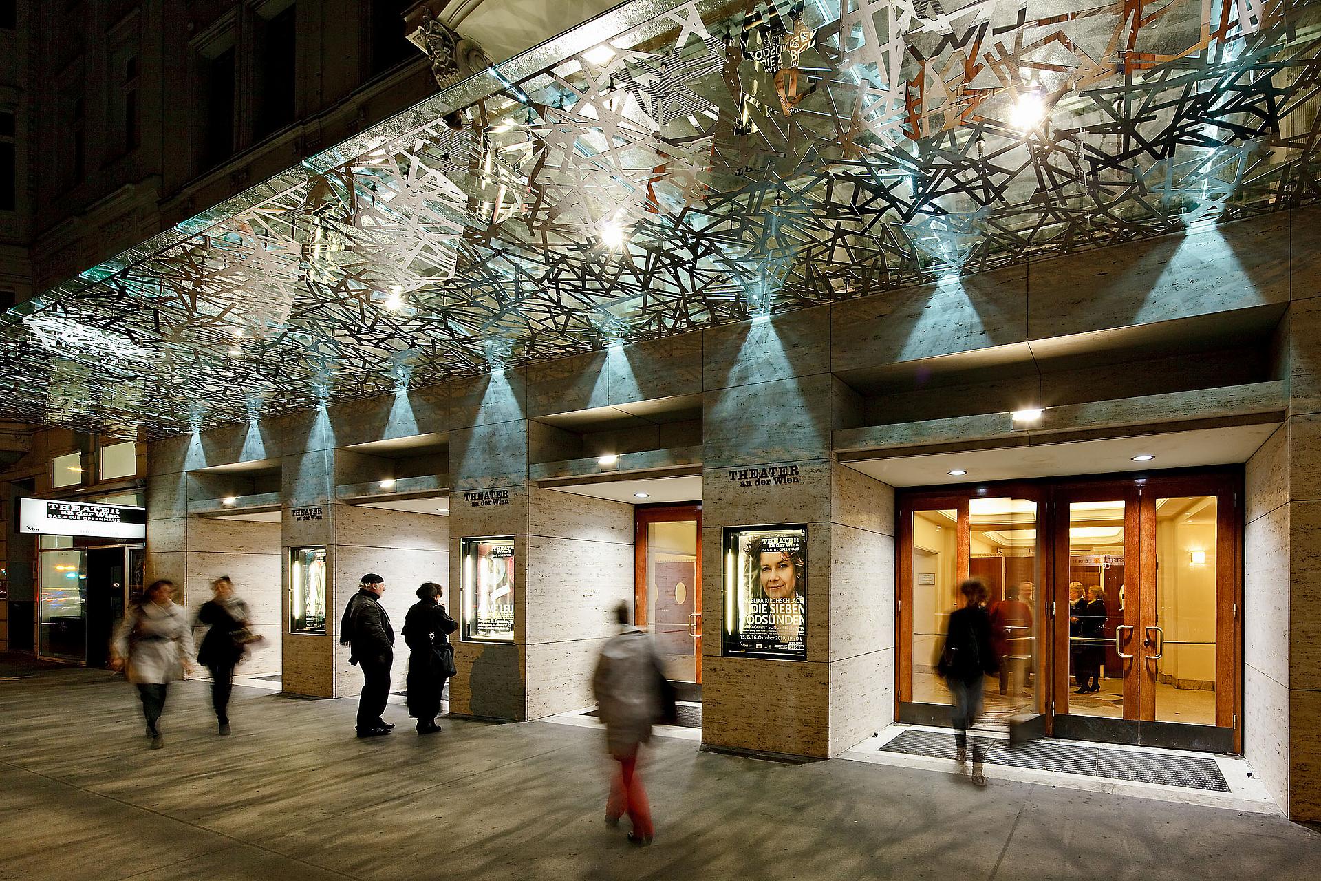 Theater an der Wien Haupteingang beleuchtet und bei Nacht