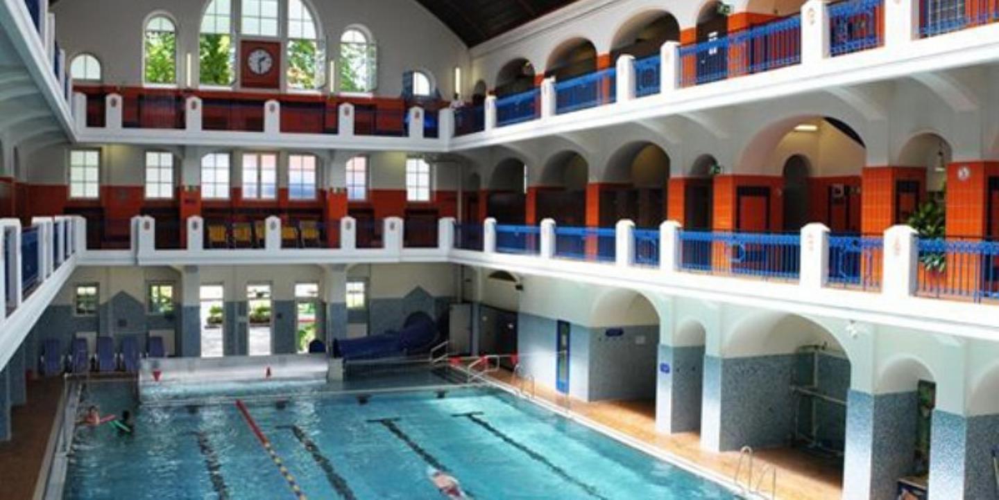 Jörgerbad Großes Innenbecken mit doppelter Galerie rundum