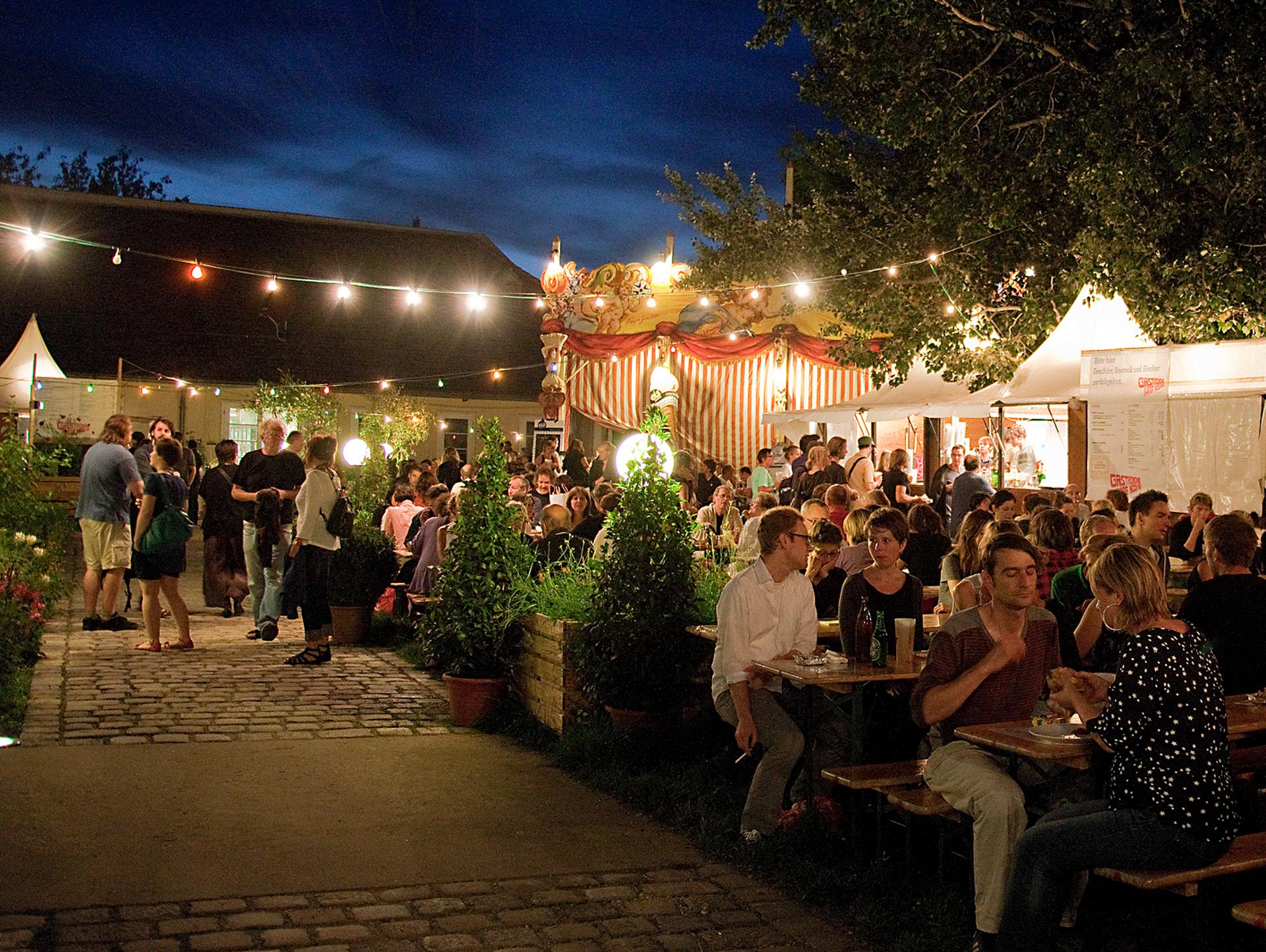 Leute im Gastrobereich des Sommerkinos im Augarten