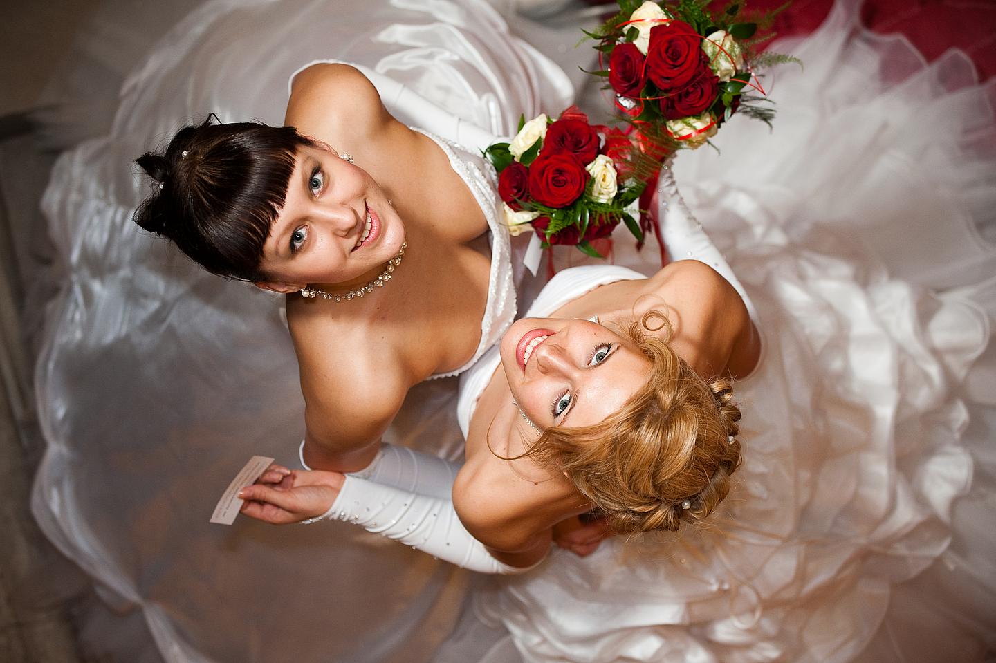 Damen im weißen Ballkleid beim Moskauer Ball