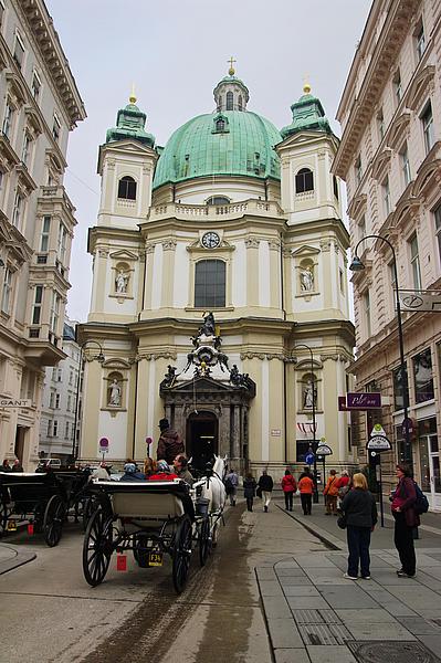 Bild von Straße über die man in die Peterskirche gelangt.
