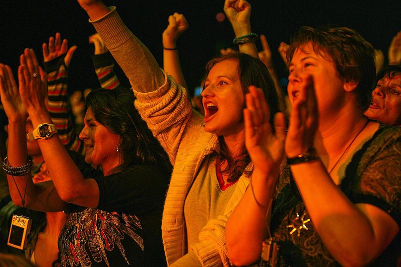 3 Frauen die in die Hände klatschen und jubeln bei Nacht am Donauinselfest