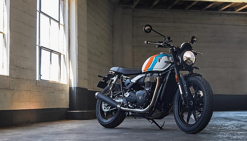 Triumph Speed Twin 900 in einer Lagerhalle