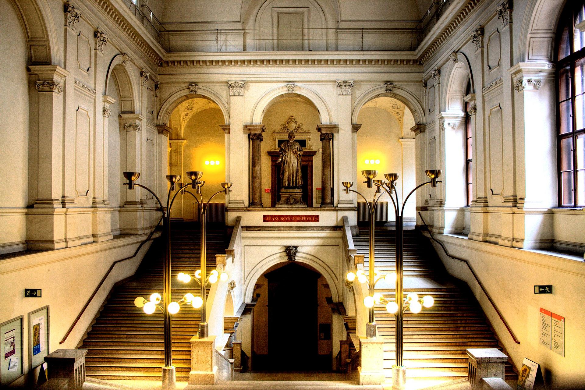 Juristenstiegen, beleuchtete Treppe in einem prunkvollen alten Gebäude