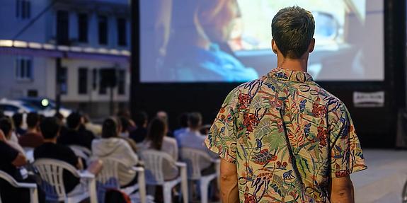Open-Air-Kino am Karmelitermarkt, Publikum und Leinwand