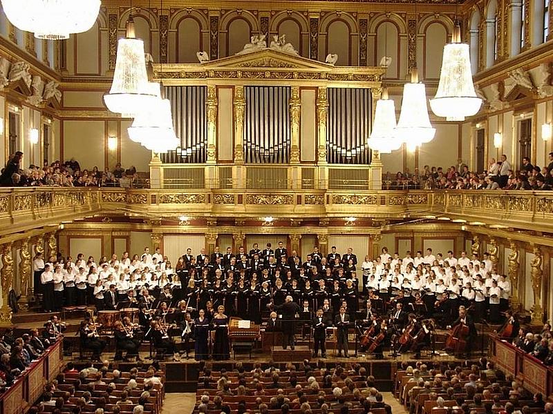 Orchester vor Publikum im Goldenen Saal