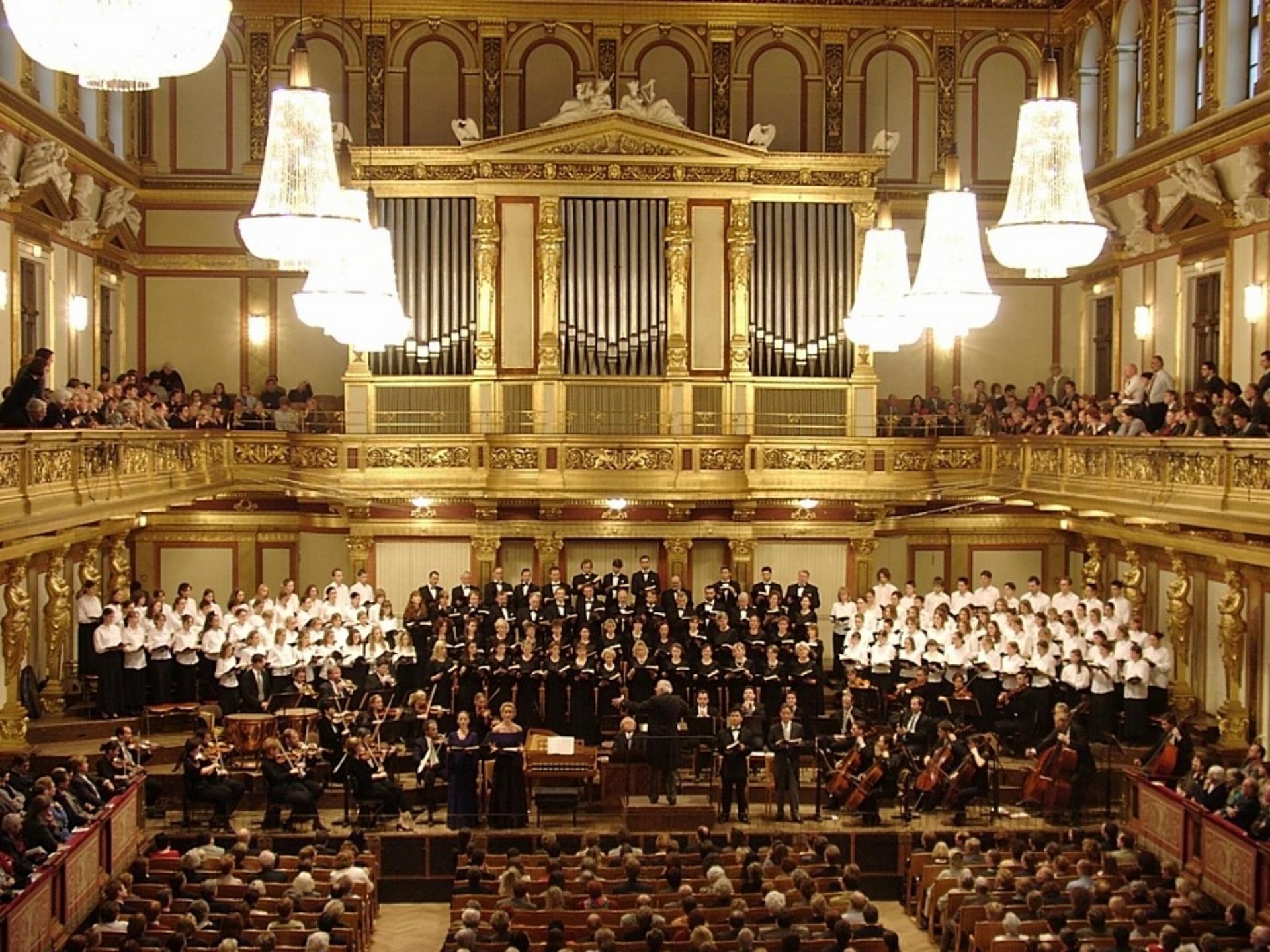 Orchester vor Publikum im Goldenen Saal
