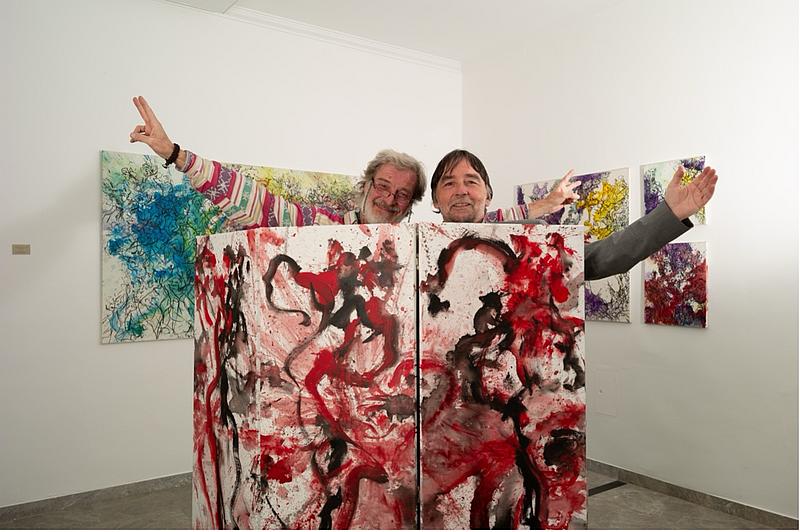 Gerhard Leixl und Heimo Maiser hinter einem Bild