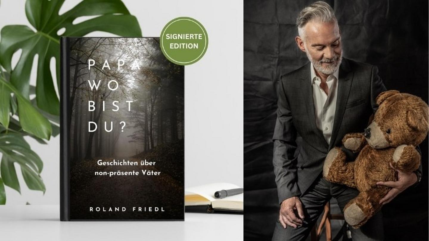 Buchcover Papa wo bist du und Autor Roland Friedl im Anzug mit Teddybär
