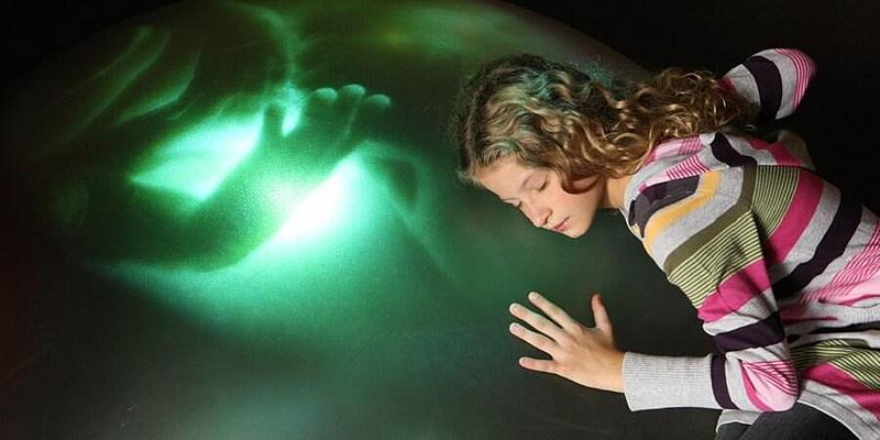 Installation des Klangmuseums Wien um Geräuschkulisse eines Embryos zu erfahren