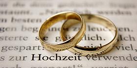 Zwei Ringe auf einem beschrifteten Papier