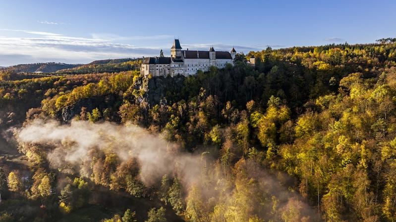 Blick auf Schloss Rosenburg auf einem Hügel mitten im Wald