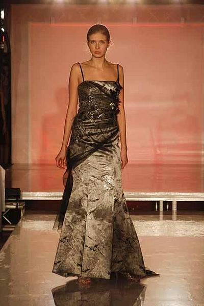 Model in grauem Kleid