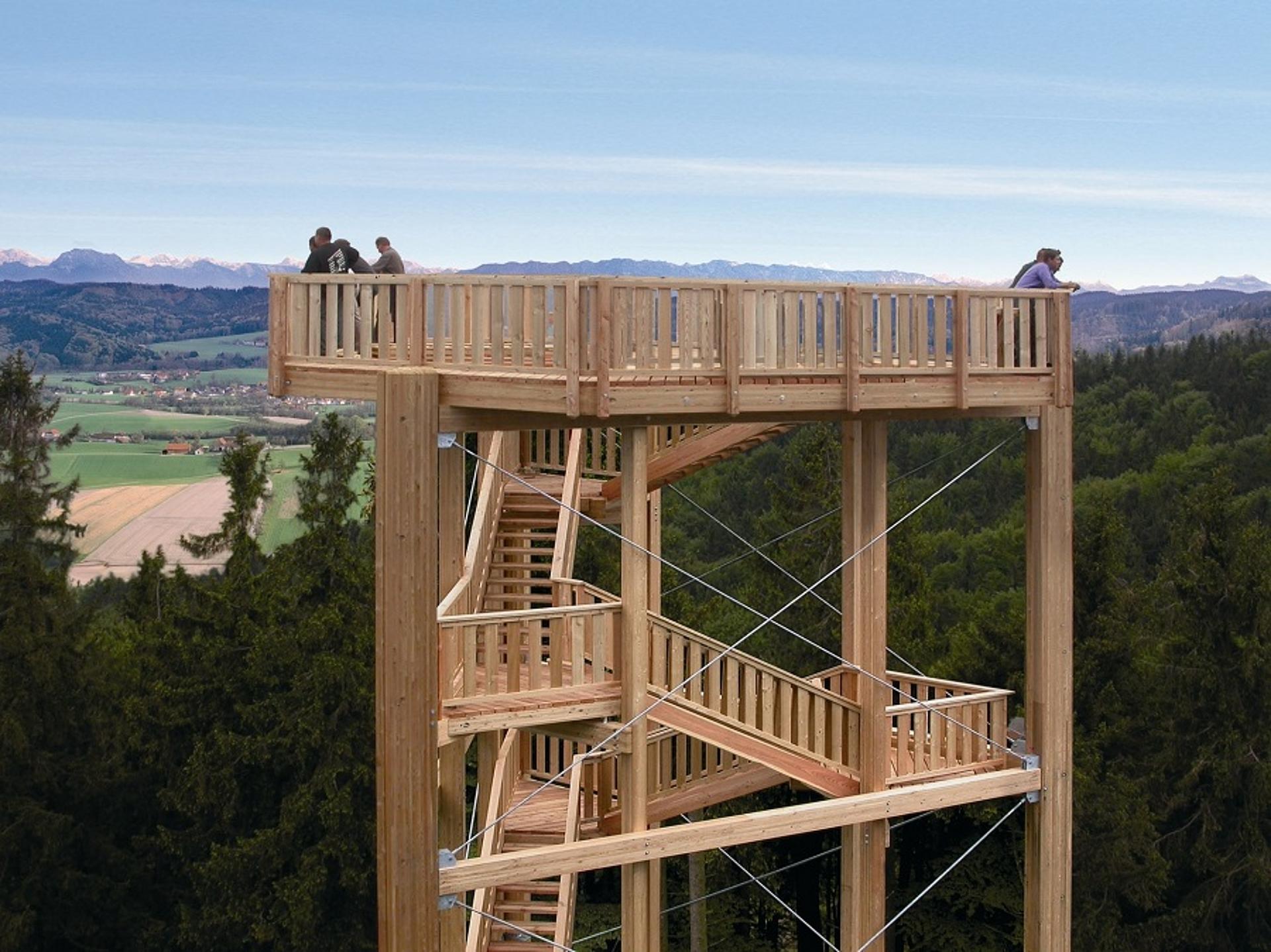 Ein Holzgerüst als Aussichtsplattform