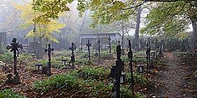 Mystischer Friedhof, schwarze Kreuez an einem düsteren Herbsttag