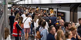 Wiener Linien Menschenmenge in U-Bahn-Station