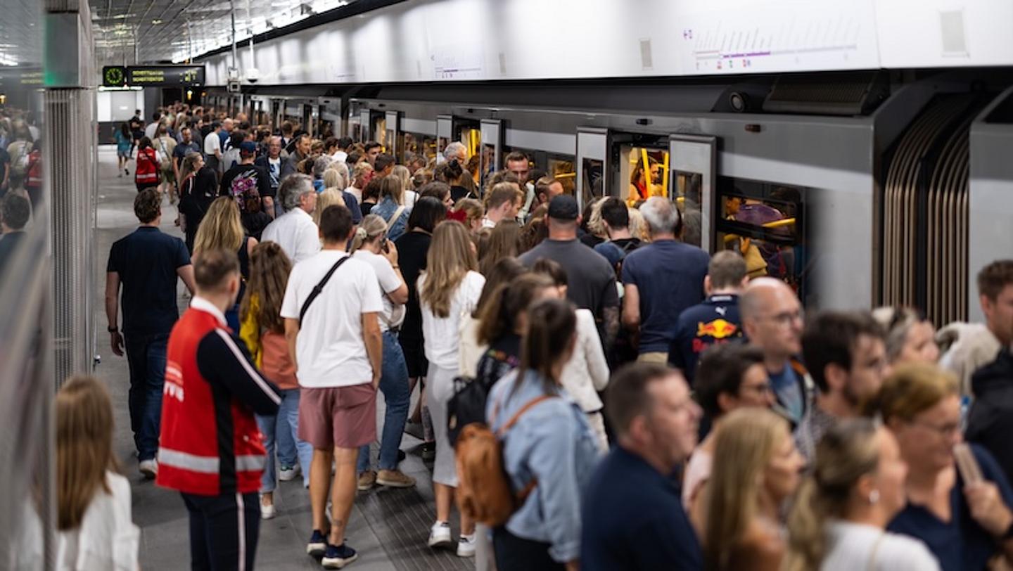 Menschenmenge in U-Bahn-Station 