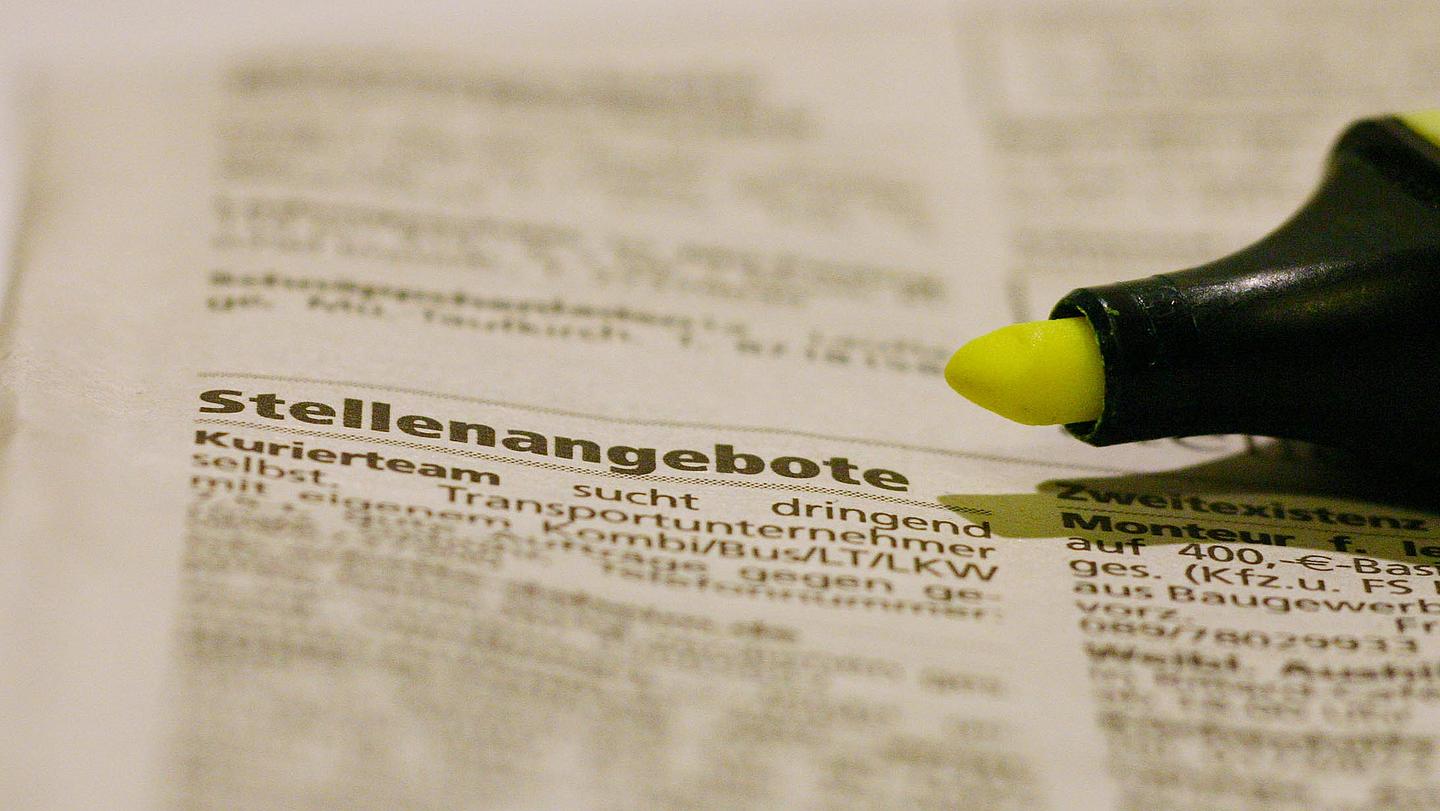 Bild von Stellenangeboten in Zeitung und einem Stift, mit dem passende Angebote markiert werden können.