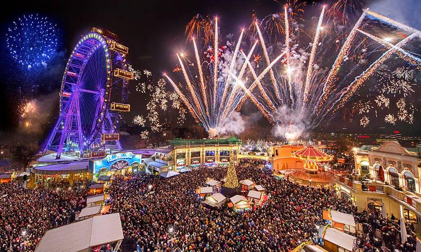 Wiener Riesenrad mit Feuerwerk im Hintergrund