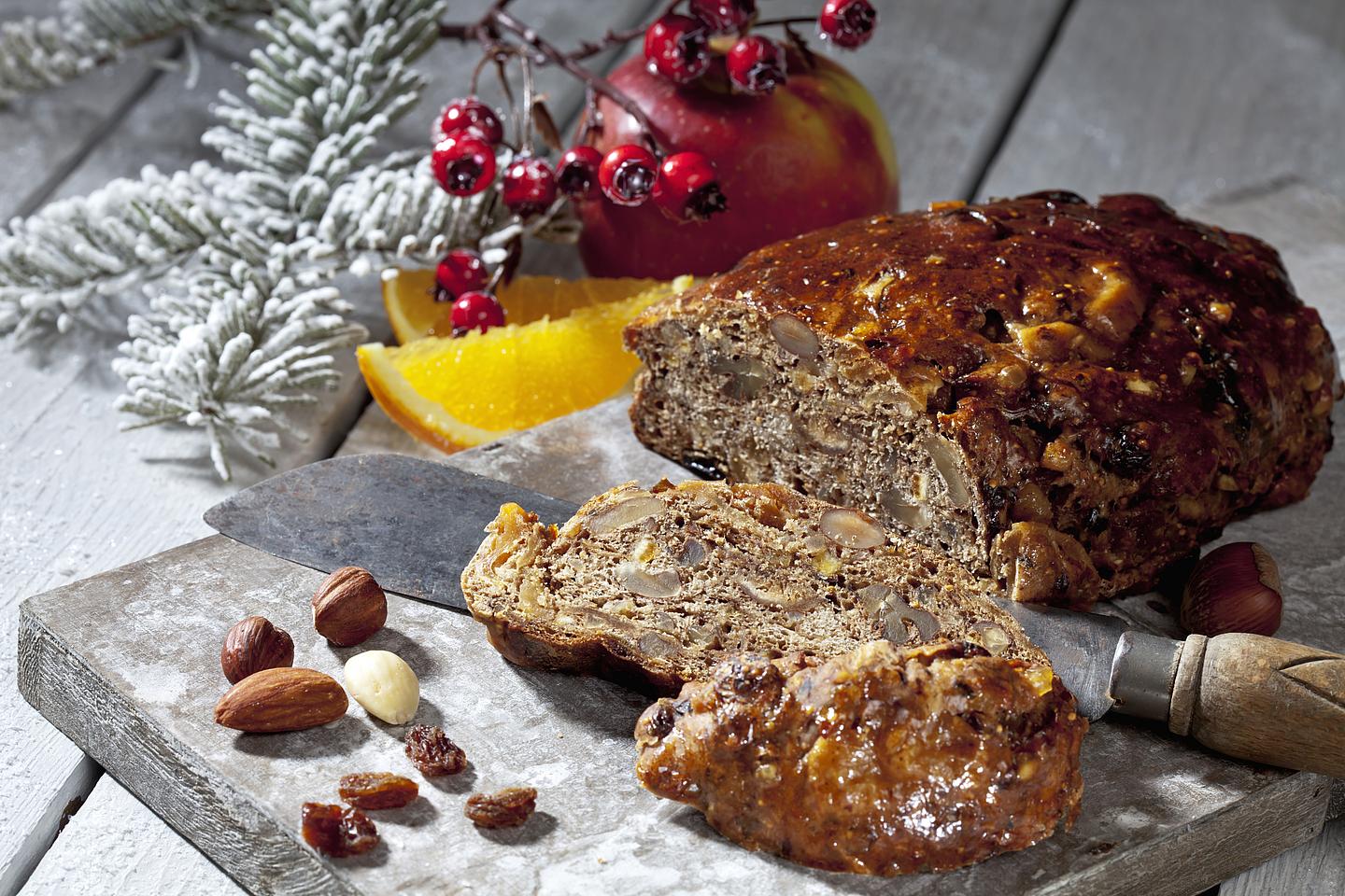 aufgeschnittenes Früchtebrot mit Nüsse und gedörrten Früchten