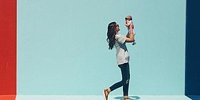 Frau gehend mit Baby