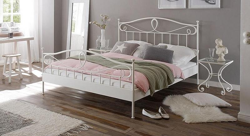 Metallbett mit rosa und grauer Bettwäsche