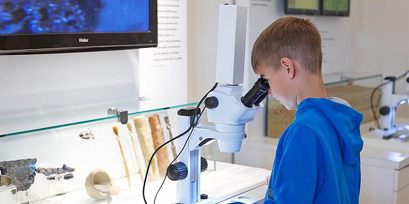 Kind im Forscherlabor im MAMUZ Museum Mistelbach