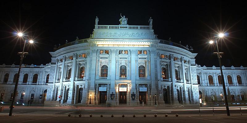 Architektonische Außenfassade des Burgtheaters in Wien bei Nacht