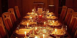 Weihnachtlich gedeckter Tisch bei Kerzenschein