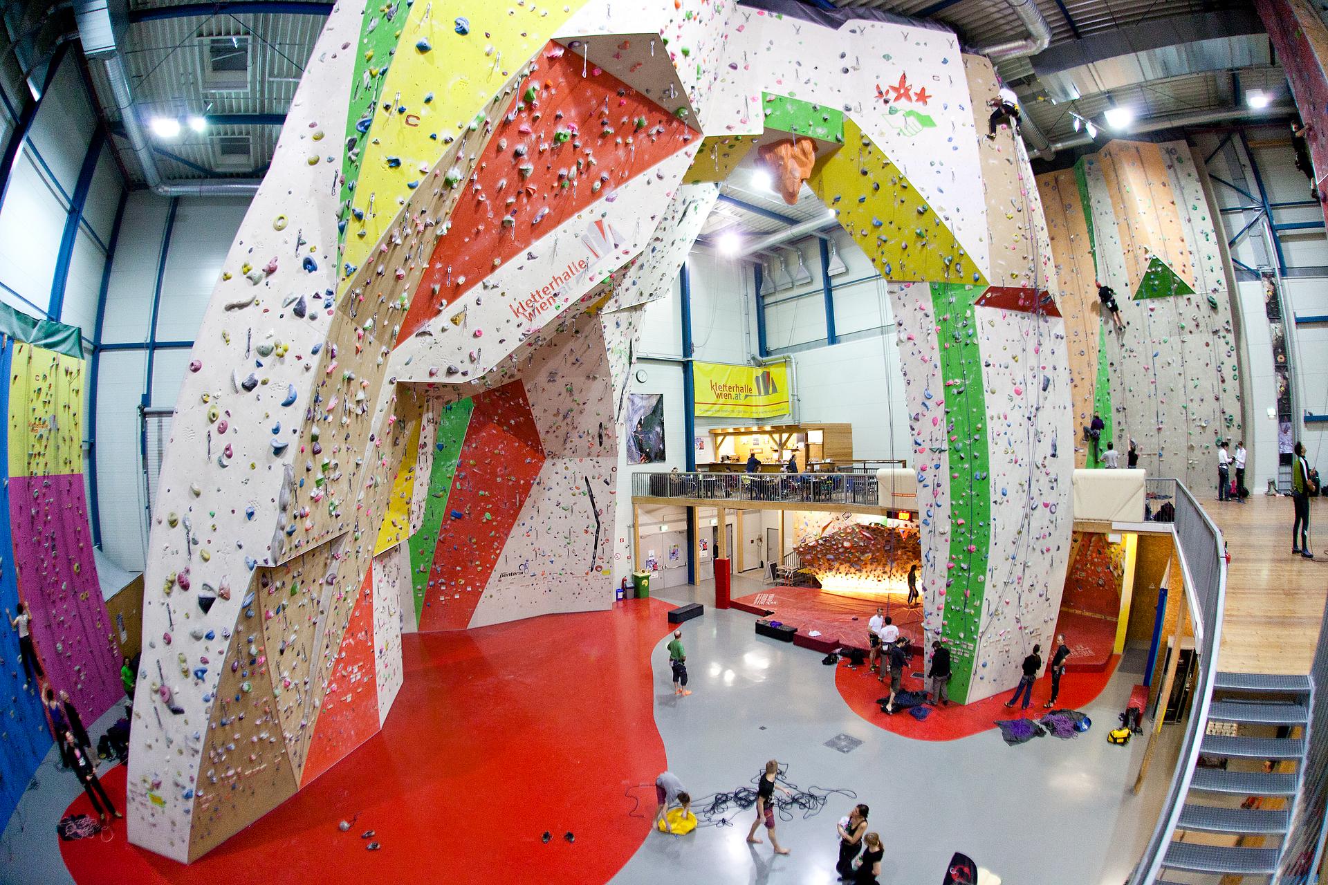 Kletterhalle gebogen von weiter Weg