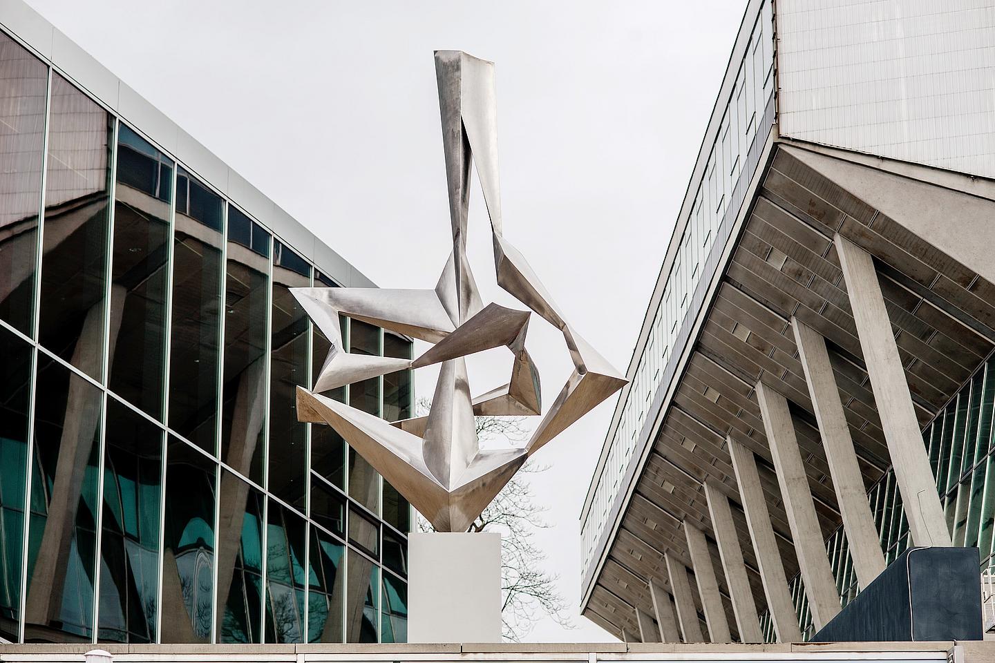 Die Skulptur Wander Bertonis zwischen den Mauern der Wiener Stadthall