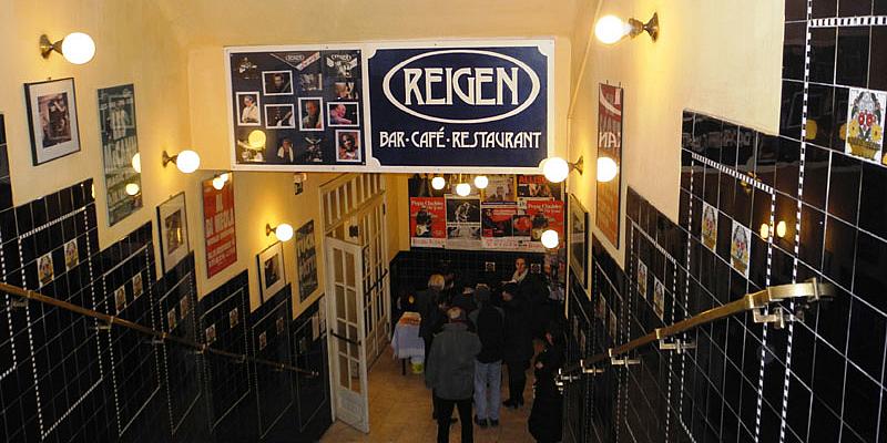Lokal Reigen eingang Der Reigen Lokal - Eingangsbereich in den Keller