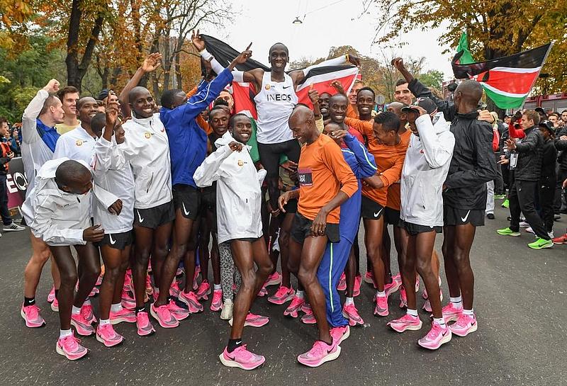 Kipchoge auf den Armen seines Teams

