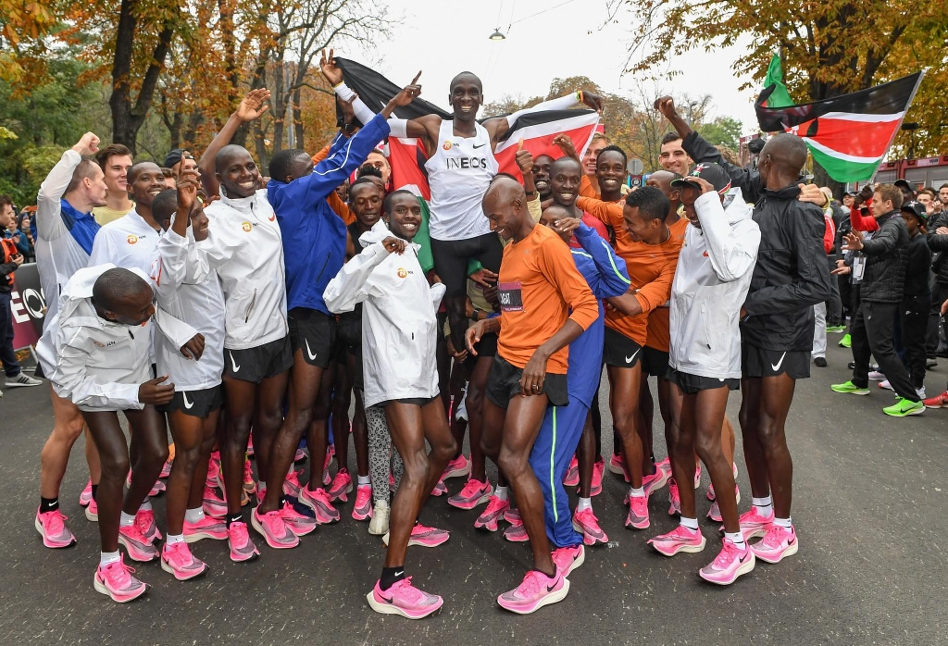 Kipchoge auf den Armen seines Teams