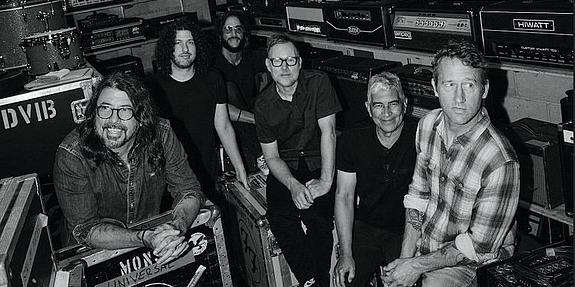 Bild der fünf Mitglieder der Band Foo Fighters