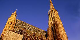 Der Wiener Stephansdom vor blauem Himmel.