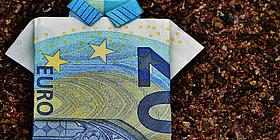 Bargeld Fanshop 20 Euro Schein der zu einem Hemd gefaltet wurde