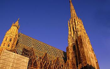 Der Wiener Stephansdom vor blauem Himmel.