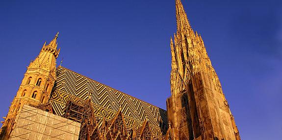 Der Wiener Stephansdom vor blauem Himmel.
