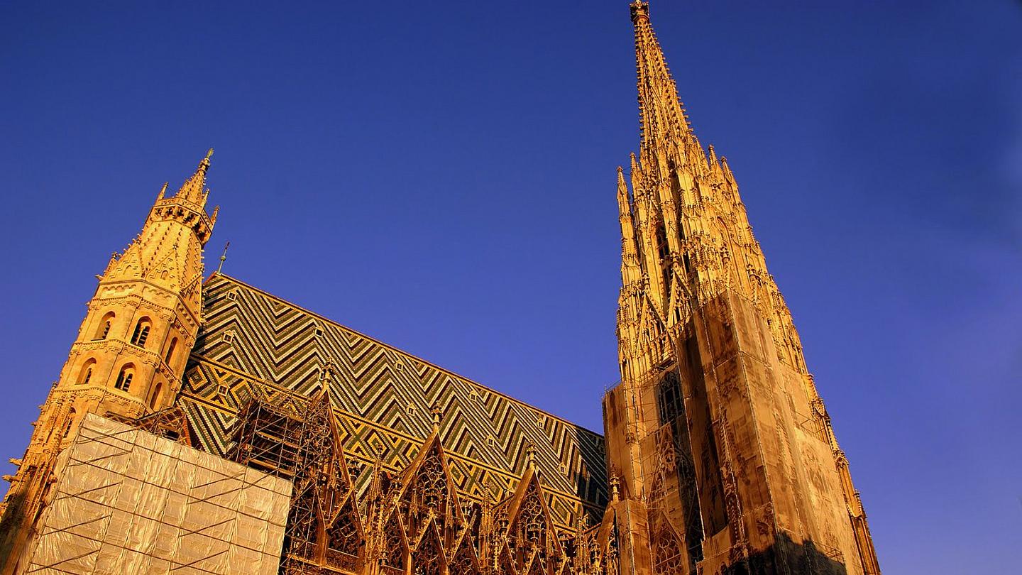 Der Wiener Stephansdom vor blauem Himmel.