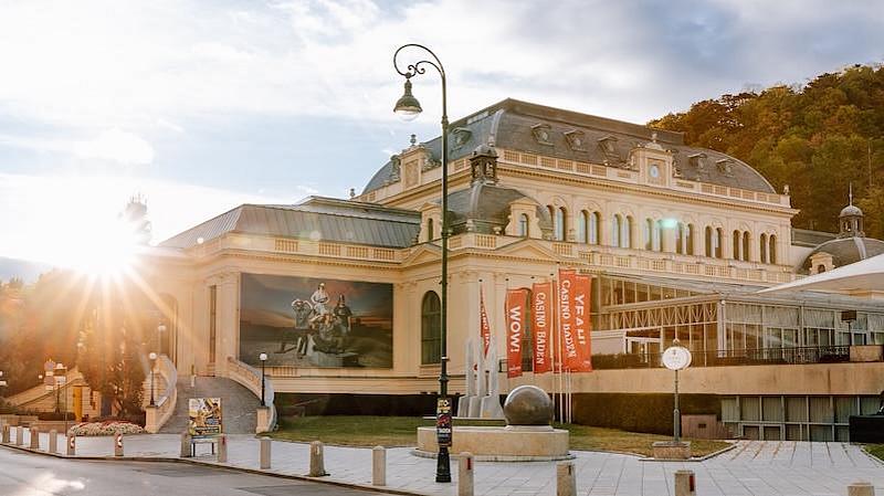 Beleuchtete Fassade des Casino Baden mit historischer Architektur