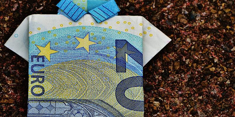 Bargeld Fanshop 20 Euro Schein der zu einem Hemd gefaltet wurde