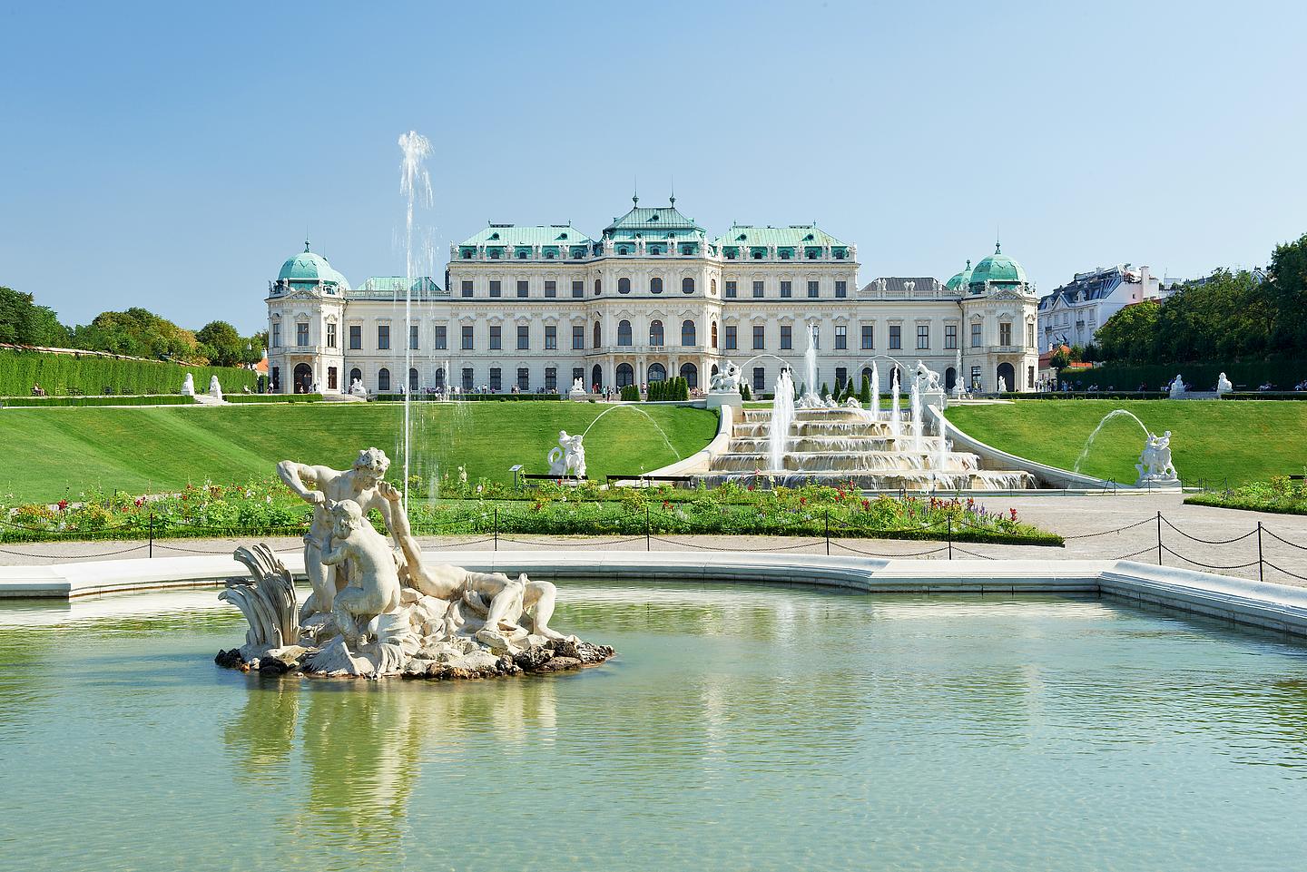 Nordseite Oberes Schloss Belvedere mit Springbrunnen.