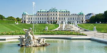 Nordseite Oberes Schloss Belvedere mit Springbrunnen.