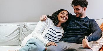 Pärchen kuschelt auf der Couch