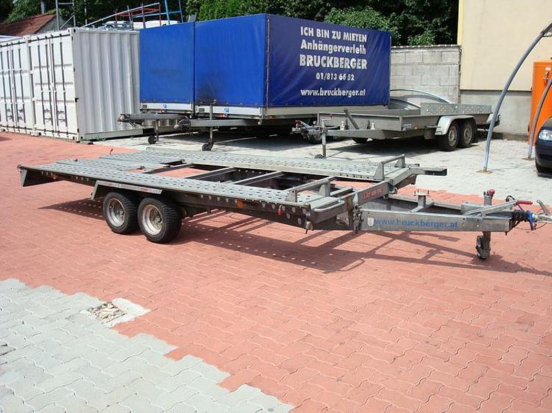 Zweiachsiger Leihanhänger auf ziegelrot gepflasterter Stellfläche