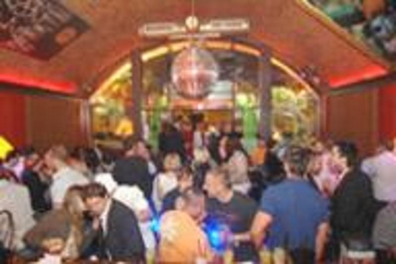 Kju-Bar: Gäste beim Feiern